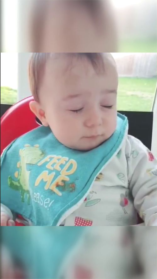 看這個可愛的小萌寶,一到吃飯時間就來打瞌睡 這樣真的好嗎