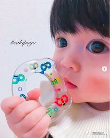 這個像糯米團子一般軟萌的寶寶,實在太卡哇伊啦