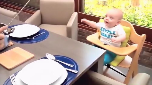 爸爸用蒼蠅拍逗萌寶大笑,表情太可愛了