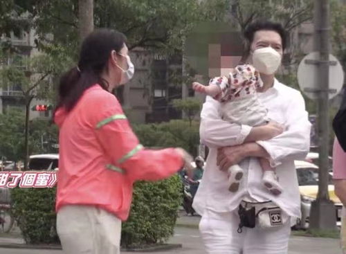 郭碧婷向佐帶女兒游玩,小寶貝可愛無比,真是幸福的一家三口