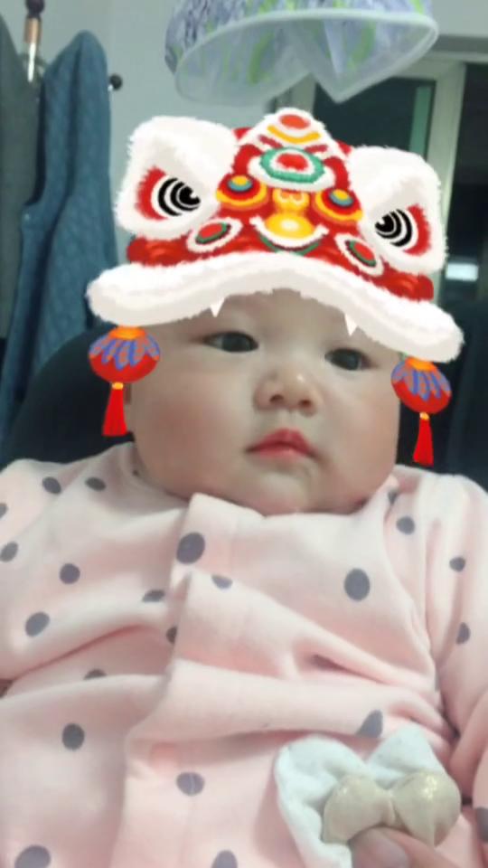 可愛的小寶寶聽著音樂笑了起來