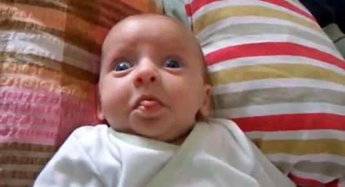 媽媽喊萌寶名字,萌寶做出了這樣的表情,這個(gè)寶寶太可愛(ài)了